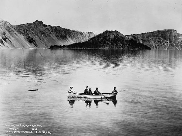 boating-on-crater-lake_20289_600x450