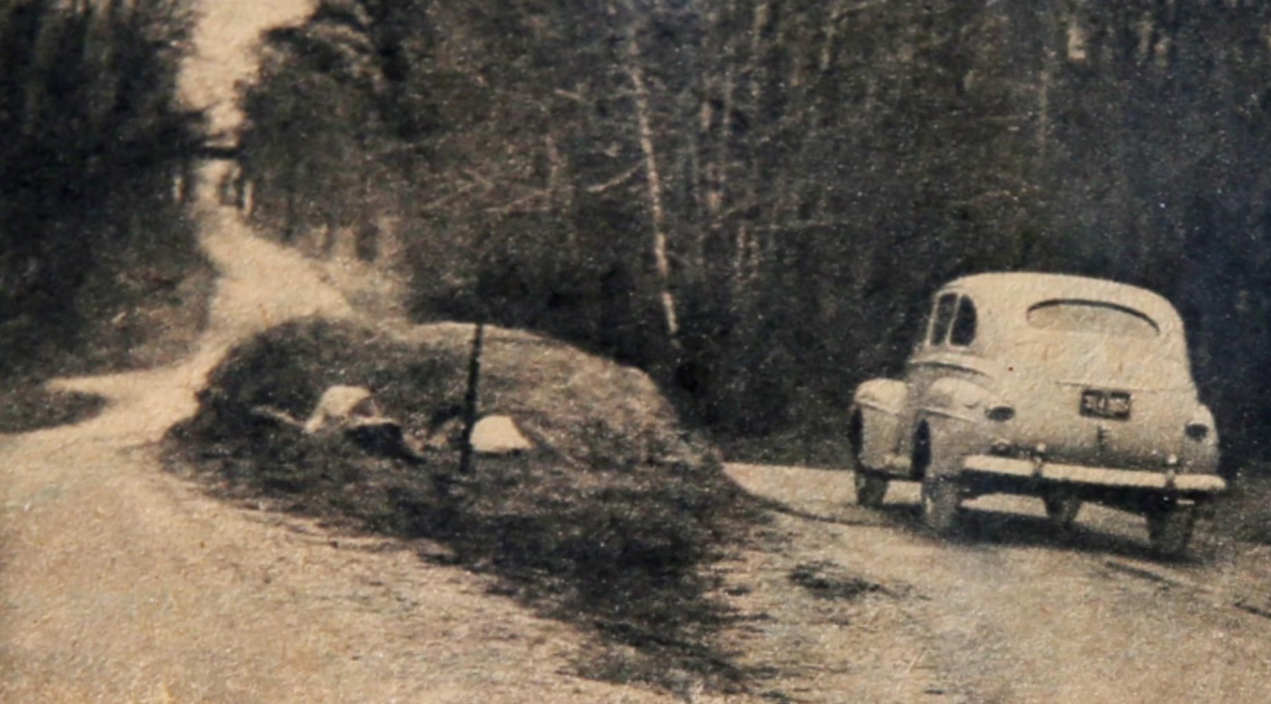 old-photo-of-grave-in-the-middle-of-the-road-amity-indiana